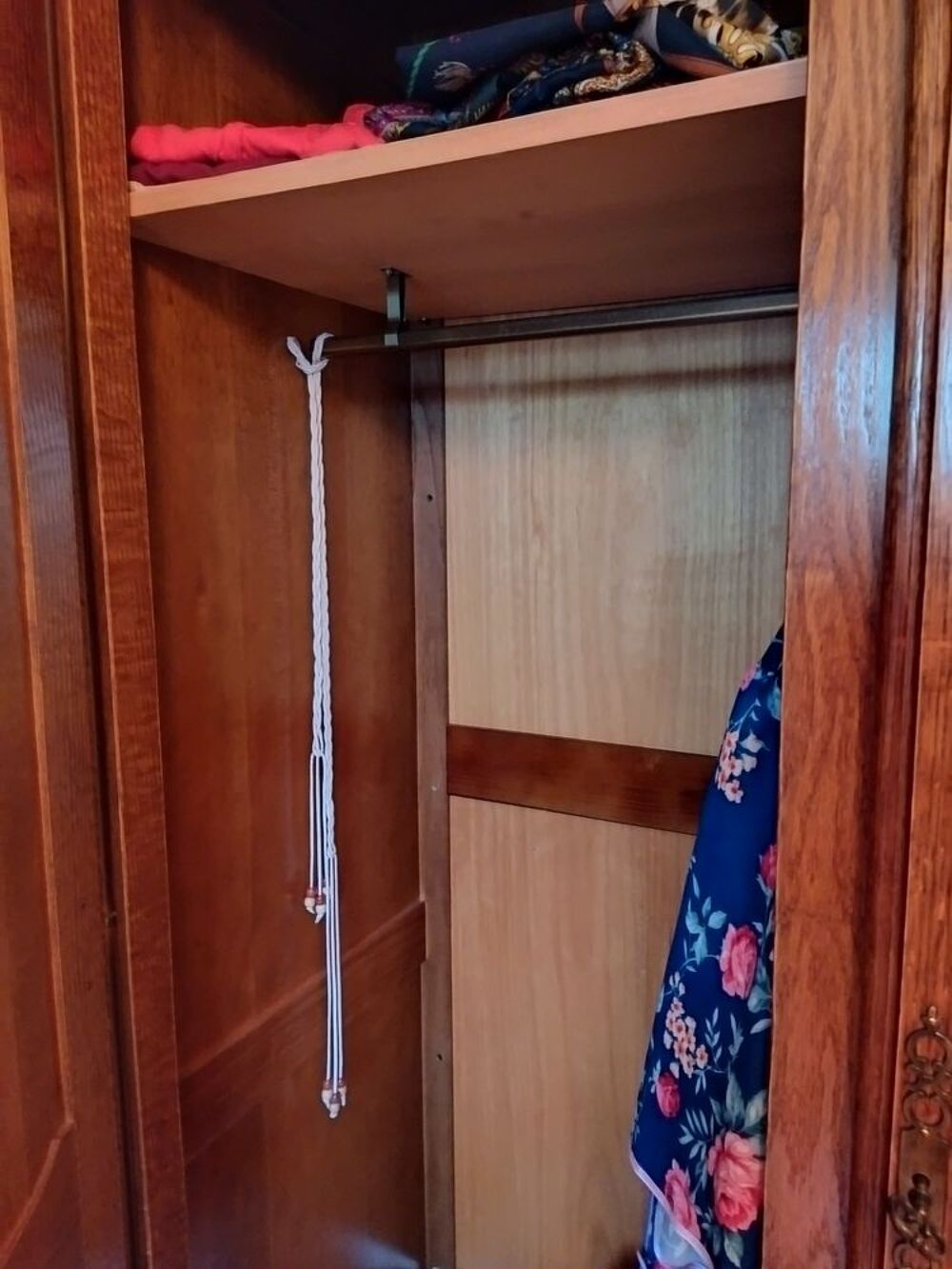 Armoire tr&egrave;s bon &eacute;tat + 1 table de nuit Meubles