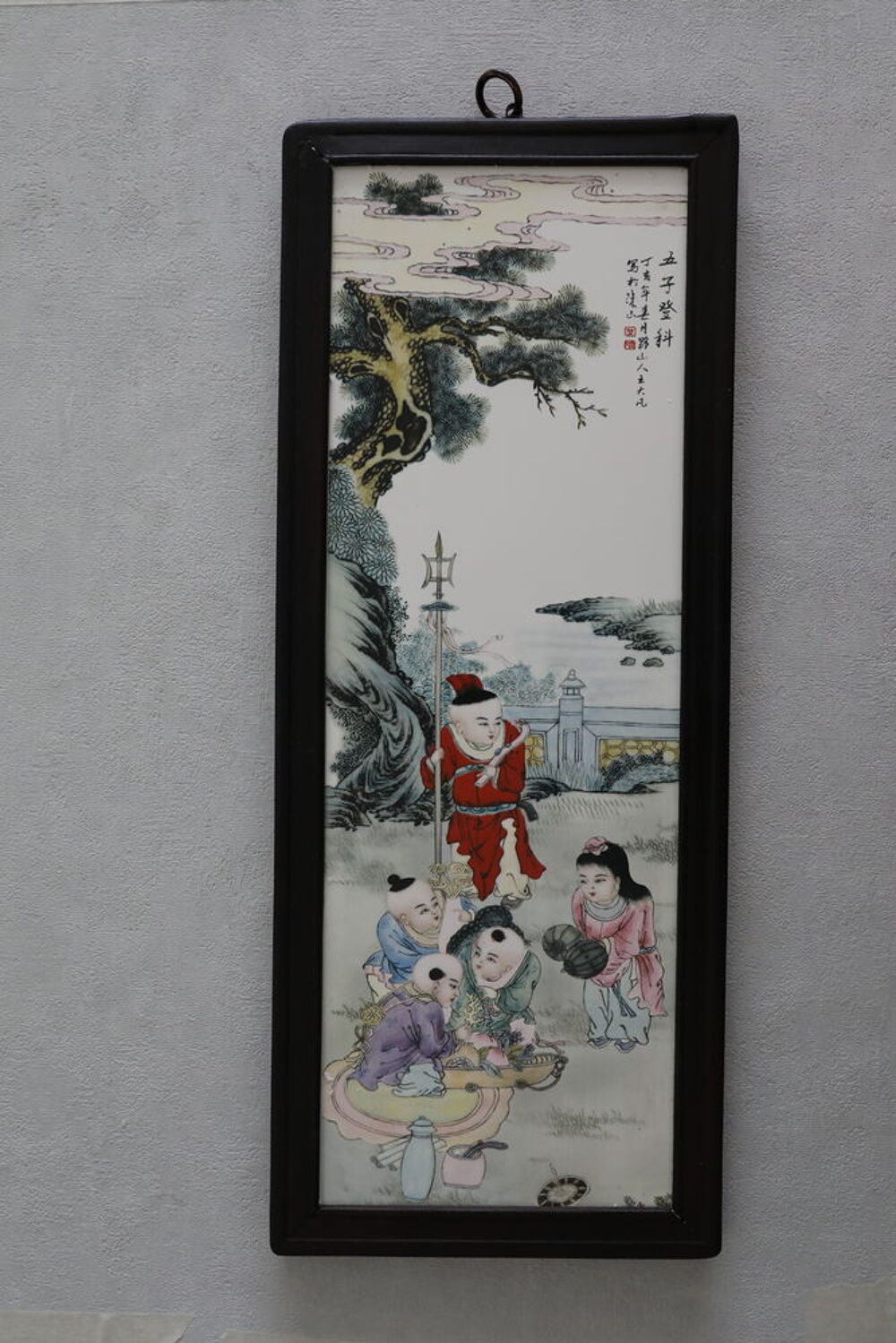 PLAQUE CHINOISE AU 5 ENFANTS SIGNE 