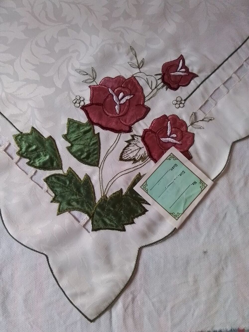 Joli napperon ajour&eacute; &amp; brod&eacute; par des roses Décoration