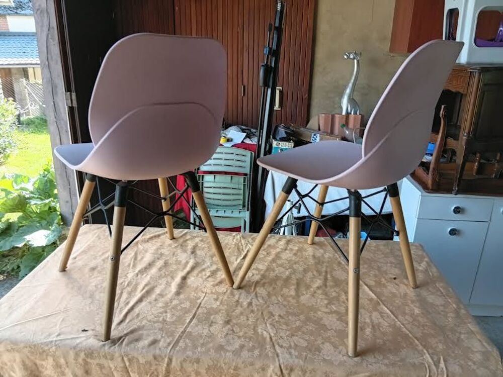 2 CHAISES COQUE PLASTIQUE ET PIEDS EN BOIS Meubles