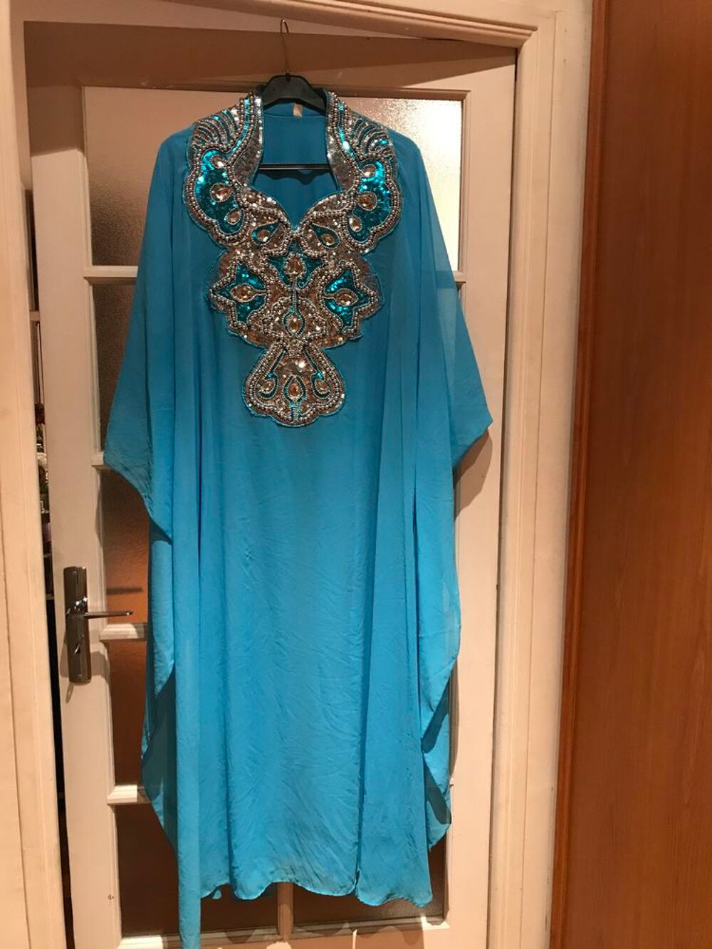 1 robe longue 1 Djellaba
Vêtements