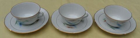 3 Tasses et soutasses en porcelaine de Vierzon d�cors fleurs 10 Castries (34)
