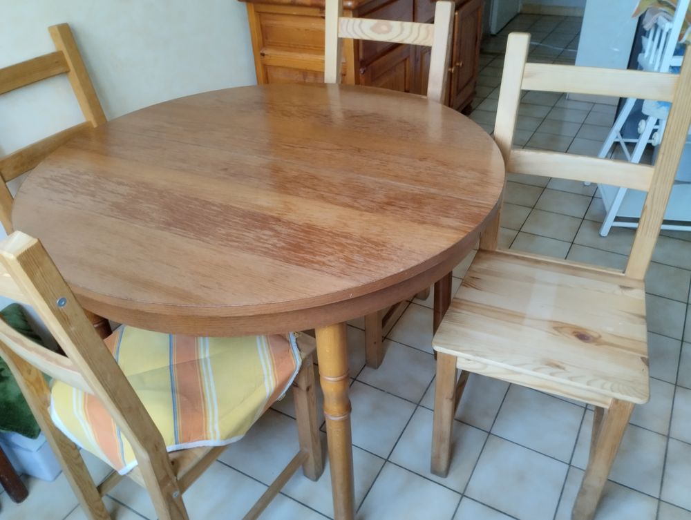 4 chaises en bois, table ronde avec rallonge et buffet Meubles