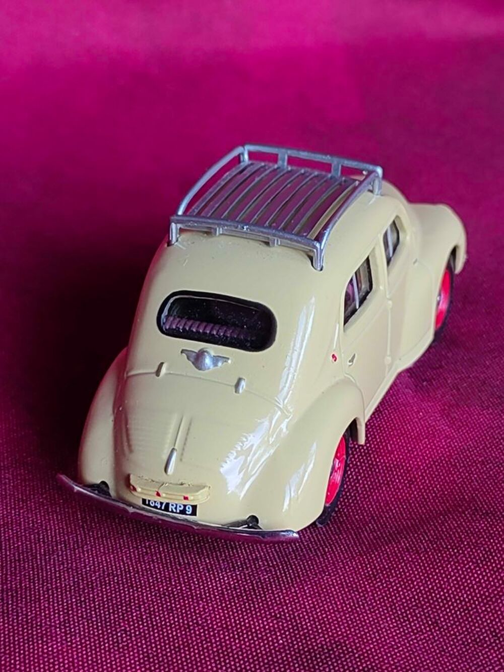 Voiture miniature Renault 4CV beige 