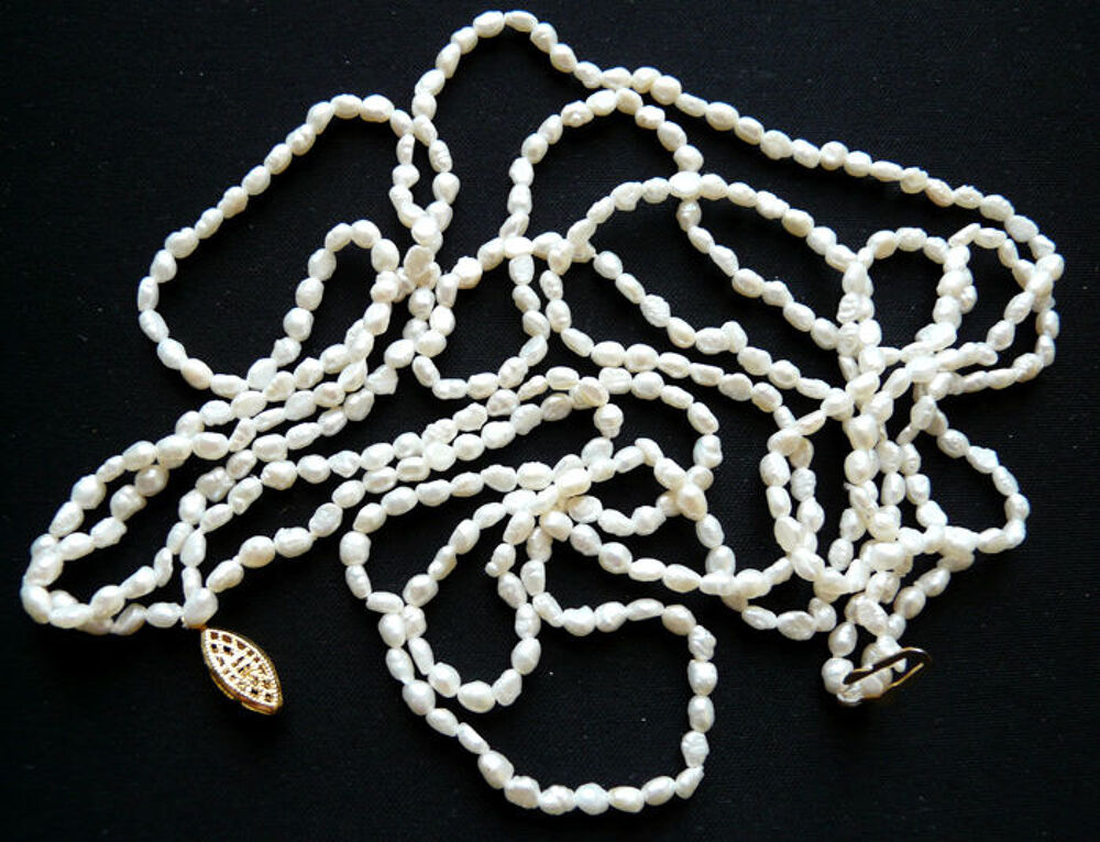 Grand Collier en petites Perles couleur &eacute;crue de r&eacute;sine Vint Bijoux et montres