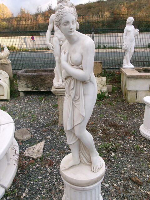 Statue en pierre reconstituée, femme au drapé 289 Château-l'Évêque (24)
