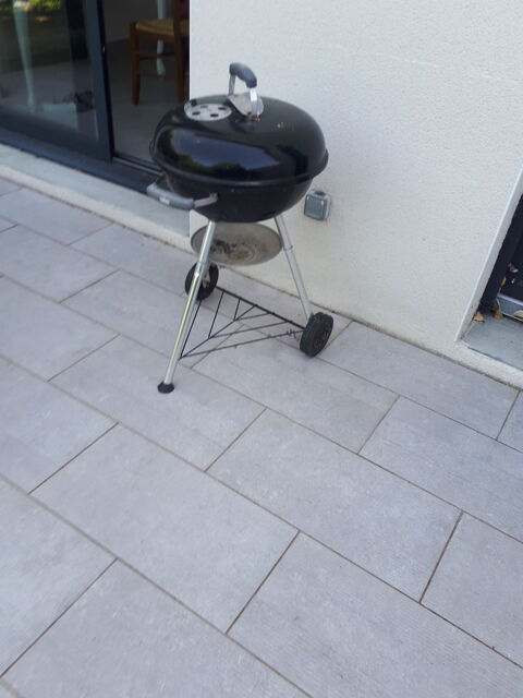 barbecue weber boule prix 39 euros , bon état Communay (69)