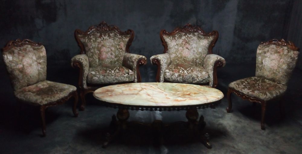 Fauteuils anciens avec table basse en marbre Meubles