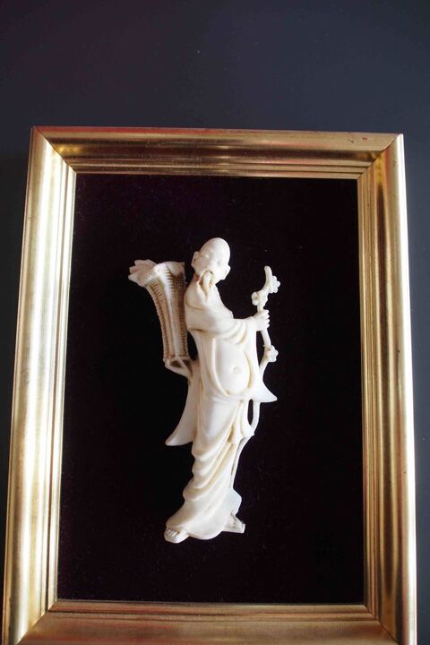 figurine chinoise encadrée sur feutre noir 20 Rennes (35)