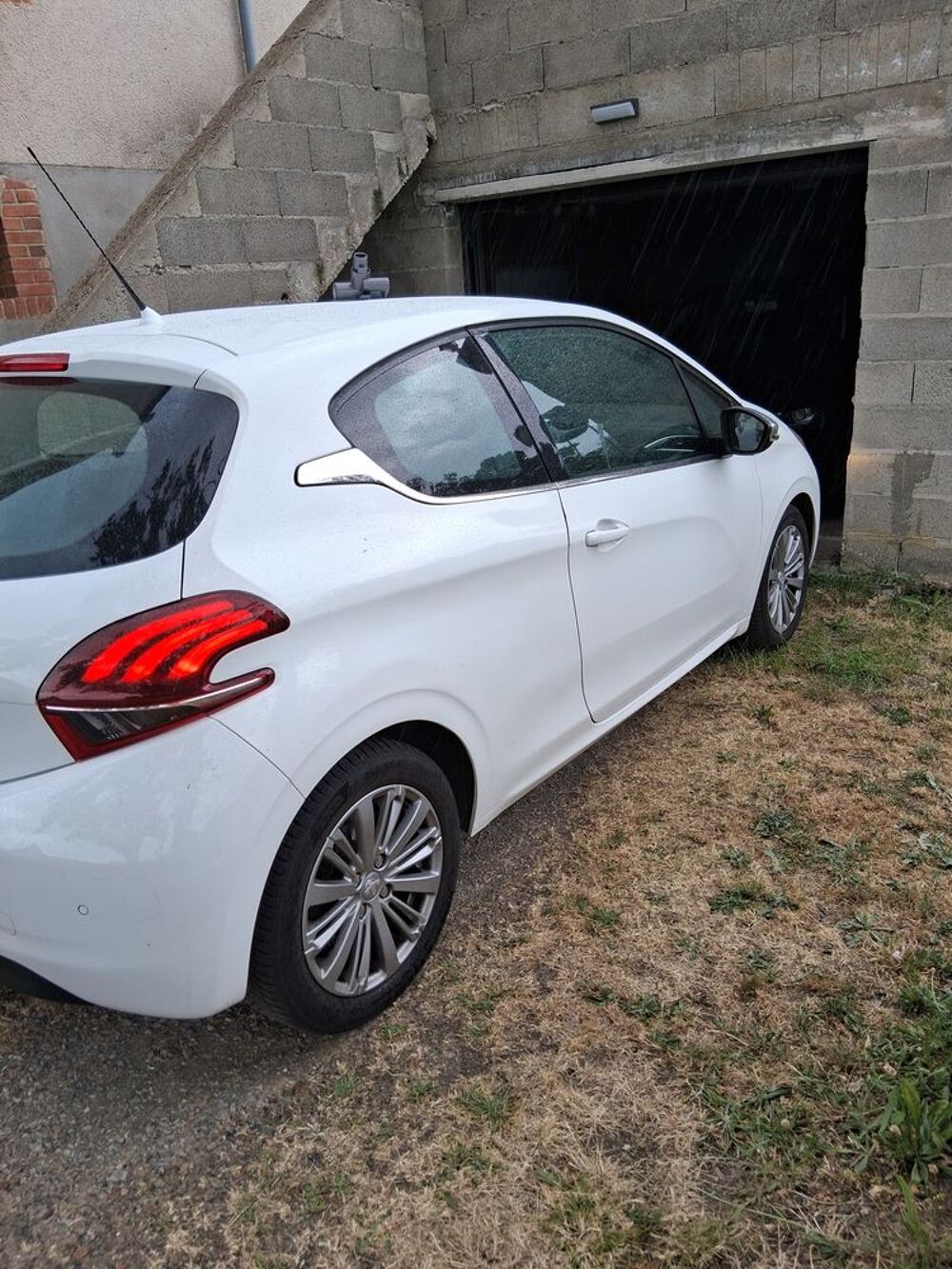 208 1.2 PureTech 110ch S&S BVM5 Allure 2015 occasion 03380 Huriel