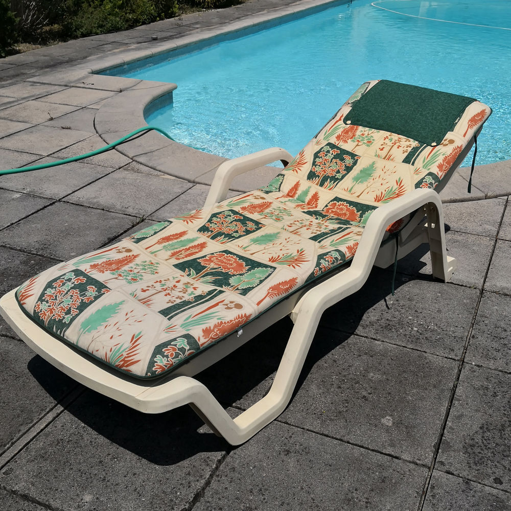tr&egrave;s confortable lit de piscine et matelas en excellent &eacute;tat Jardin