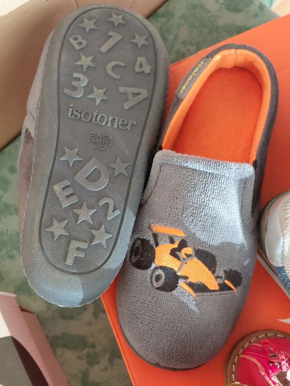 Differentes chaussures , femles- enfants et hommes. Chaussures