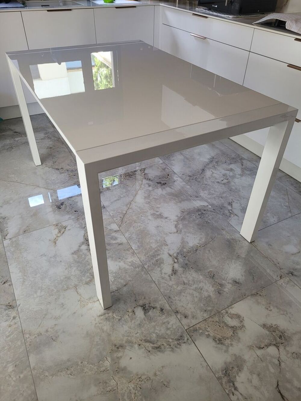 &Eacute;l&eacute;gante table extensible laqu&eacute;e blanche avec 6 chaises mode Meubles