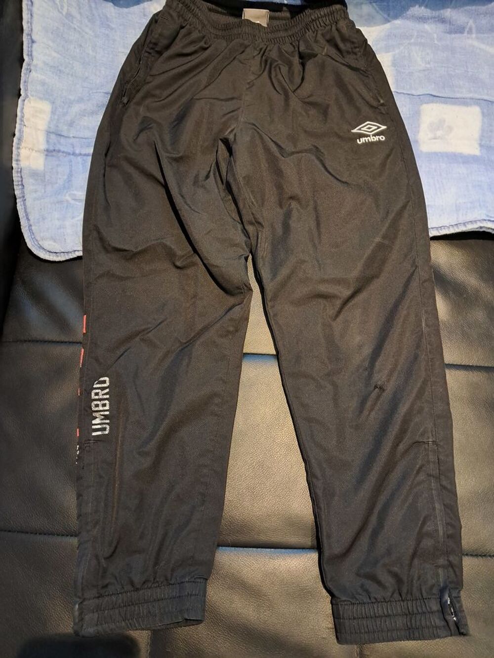 Ensemble surv&ecirc;tement jogging umbro 138 environ 10 ans et don Vêtements enfants