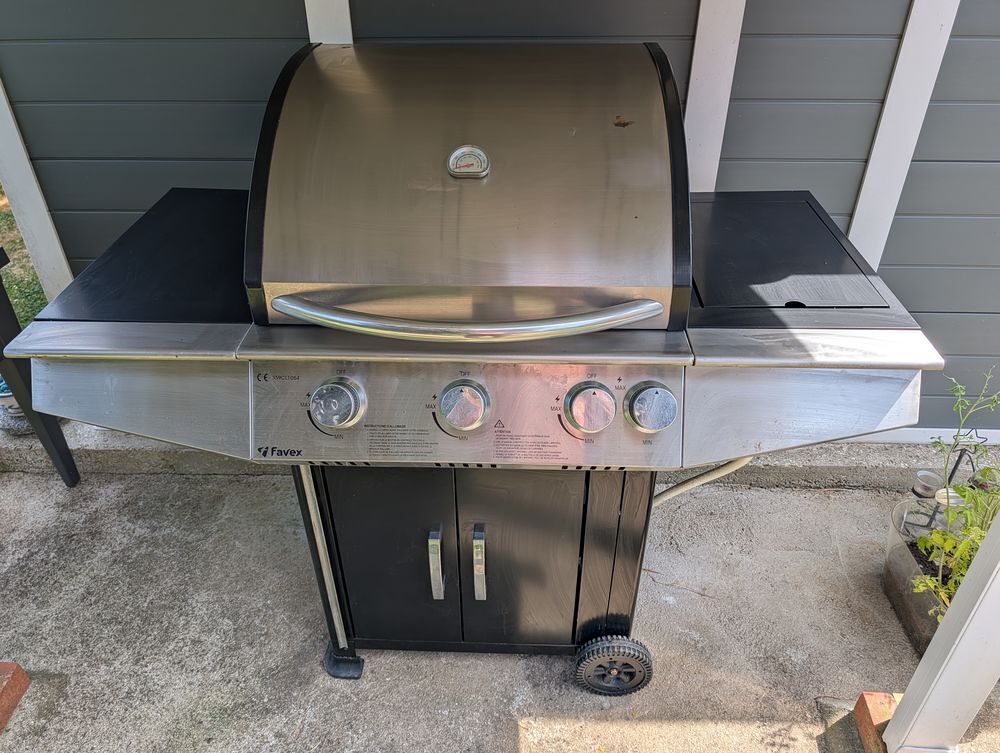 Barbecue+ plancha. Gaz. Jardin