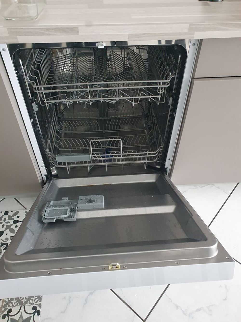 LAVE VAISSELLE 1 AN 1/2 Electroménager