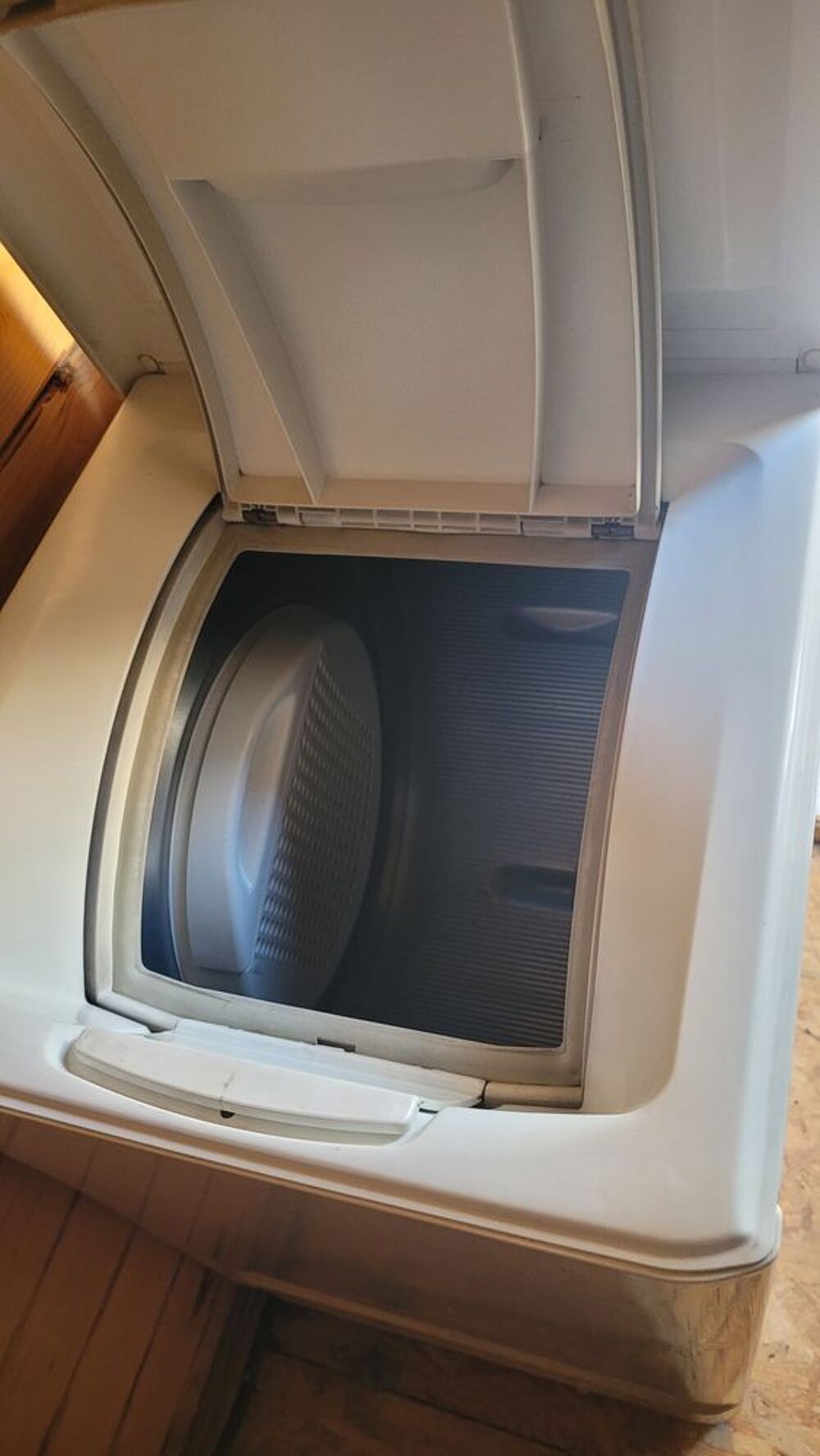 S&egrave;che-linge Vedette blanc ouverture dessus Electroménager