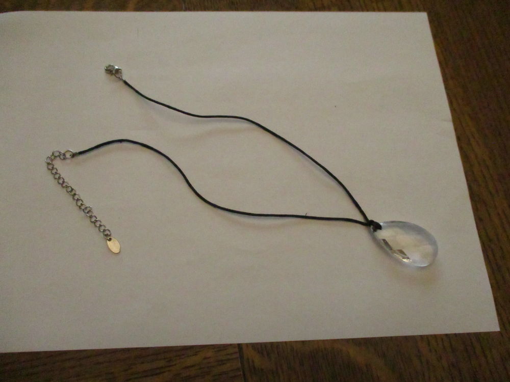 collier fantaisie avec galet transparent sur le milieu Bijoux et montres
