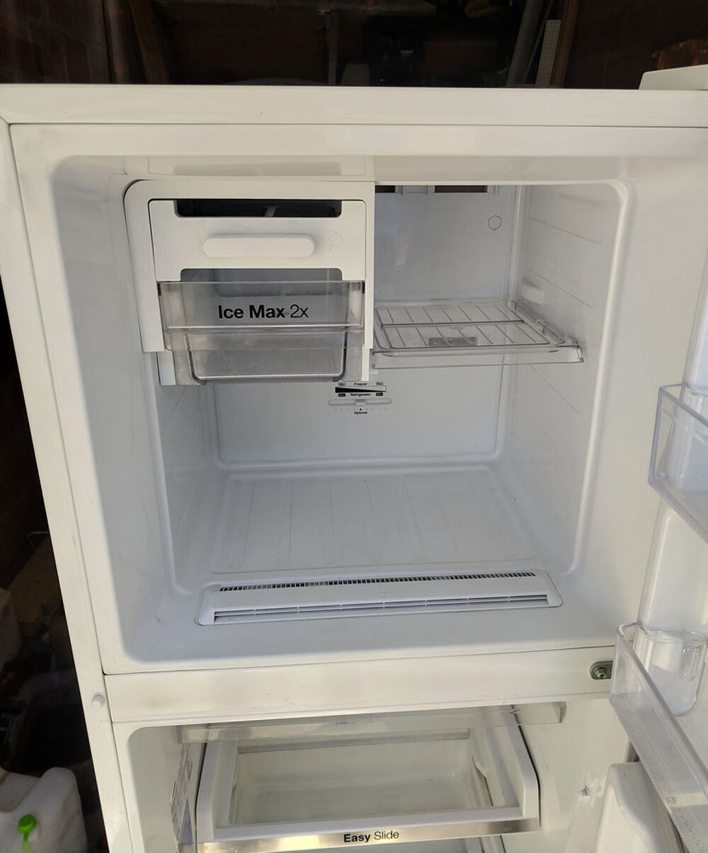 R&eacute;frig&eacute;rateur cong&eacute;lateur 
SAMSUNG 
Model RT25FARADWW-EF Electroménager