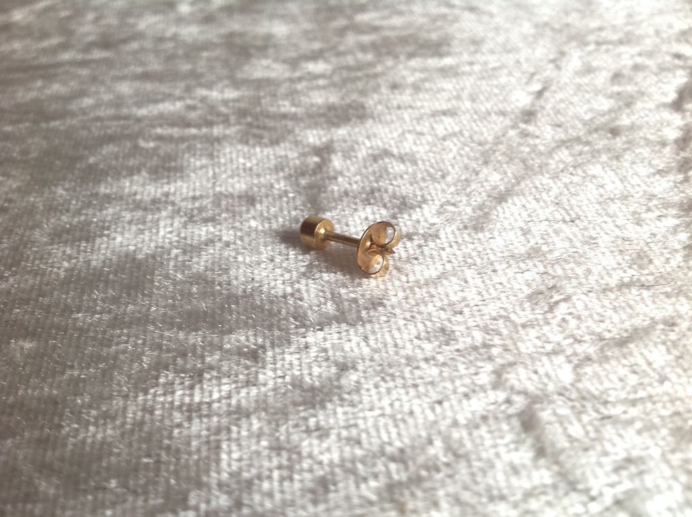 BOUCLE D'OREILLE PIERRE BELLE IMITATION Envoi Possible
Bijoux et montres