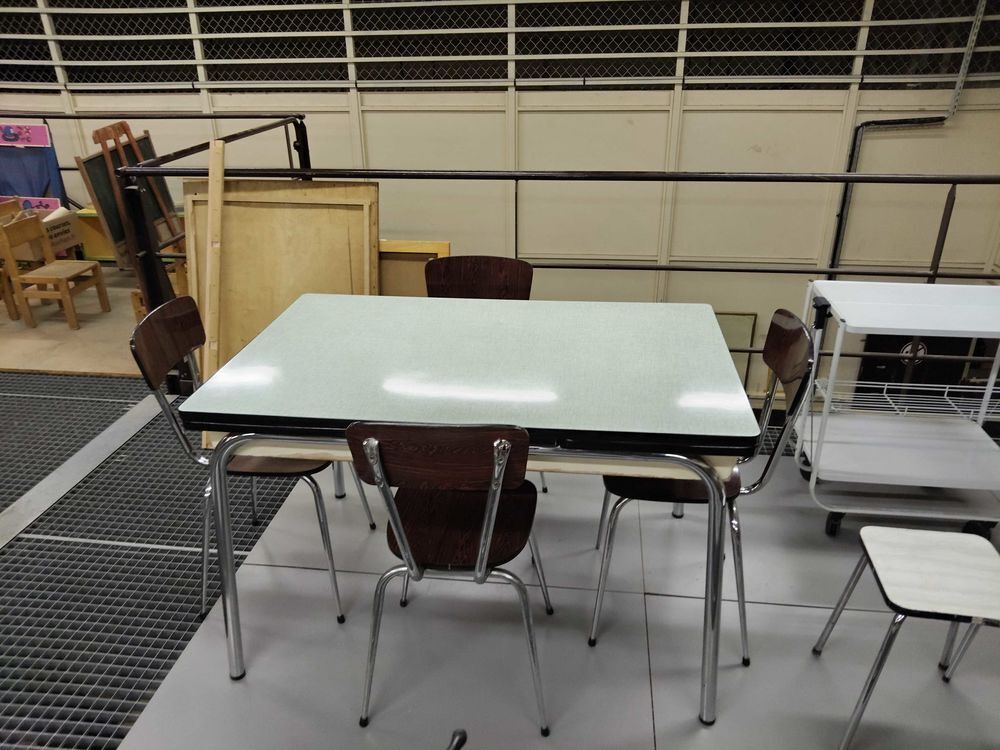 table formica et ses 4 chaises Meubles