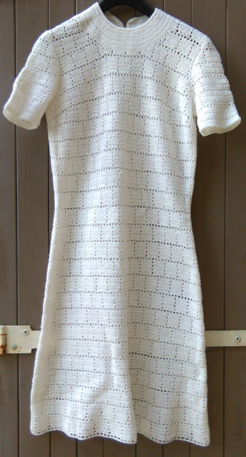 Robe en laine blanche enti�rement faite � la main 20 Roquefort-les-Pins (06)