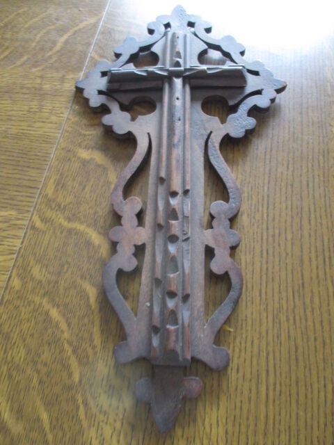 = très beau christ sculpter dans le bois 16 Mérignies (59)