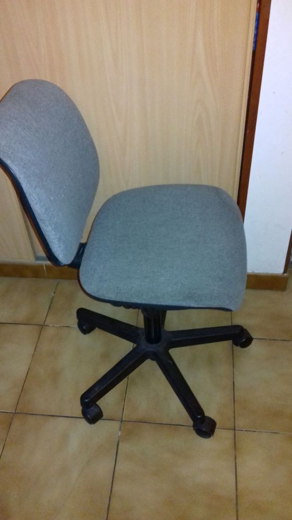 Chaise de bureau r&eacute;glable par v&eacute;rin hydraulique 
Meubles