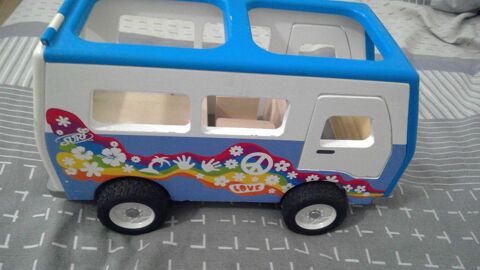 VAN + PERSONNAGES
TARIF 10�
Van caravane + 3 personnages, t 10 Landrichamps (08)