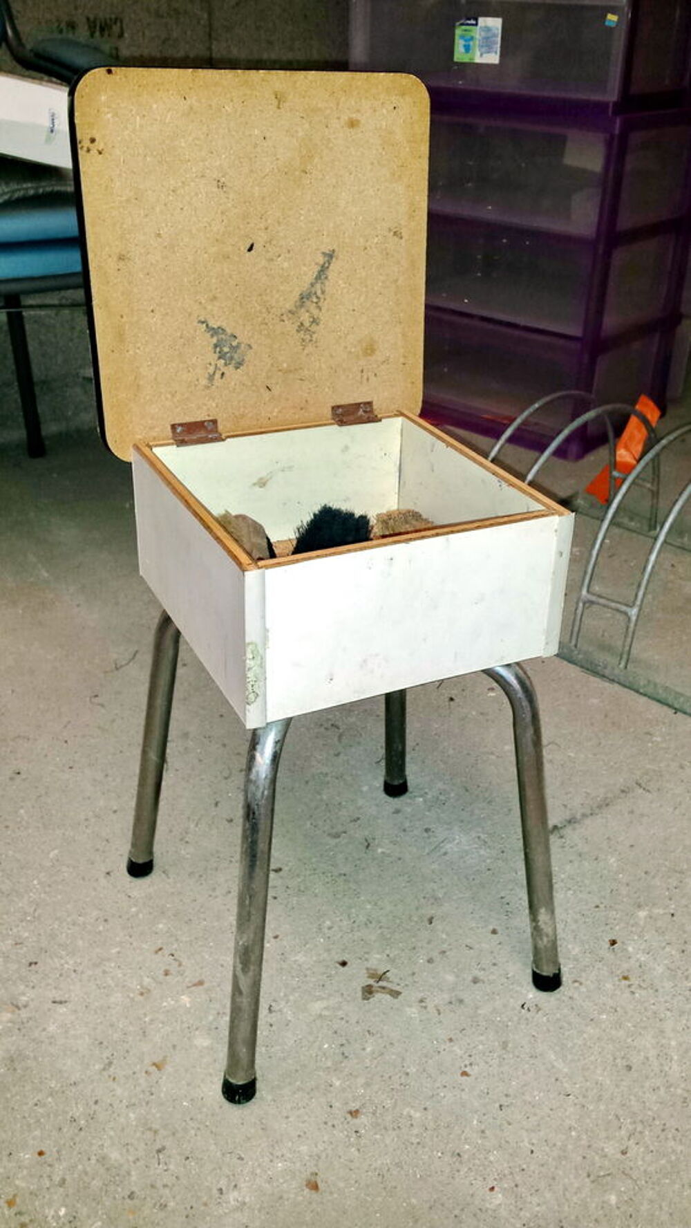 Tabouret boite &agrave; brosses et cirages... des ann&eacute;es 70... Meubles