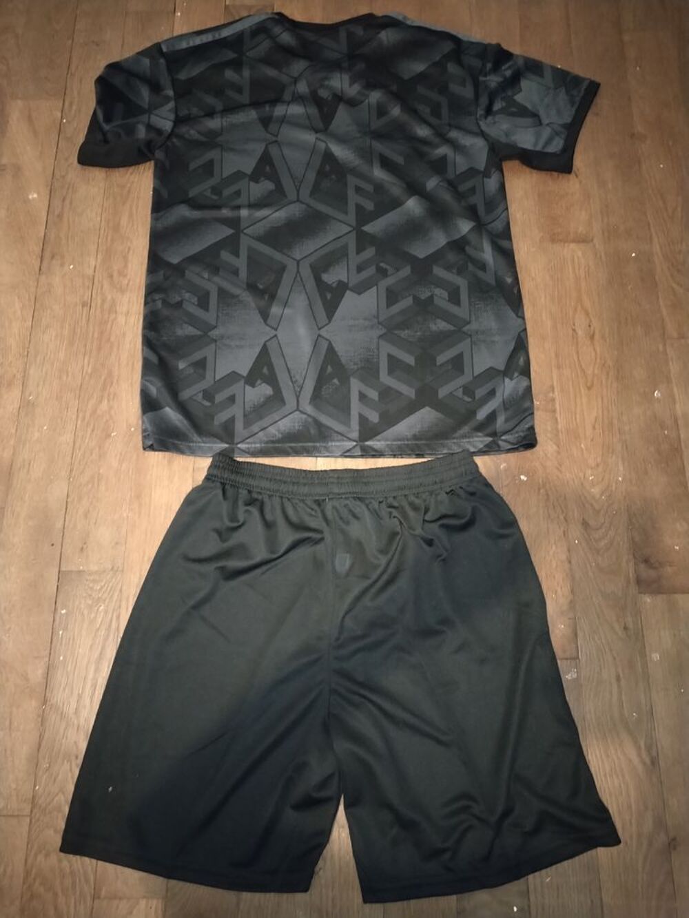 Ensemble de sport (t-shirt + short) (taille M)
Vêtements