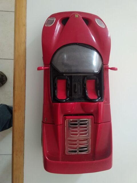 voiture en model réduit porche 911 rouge 
10 Challans (85)
