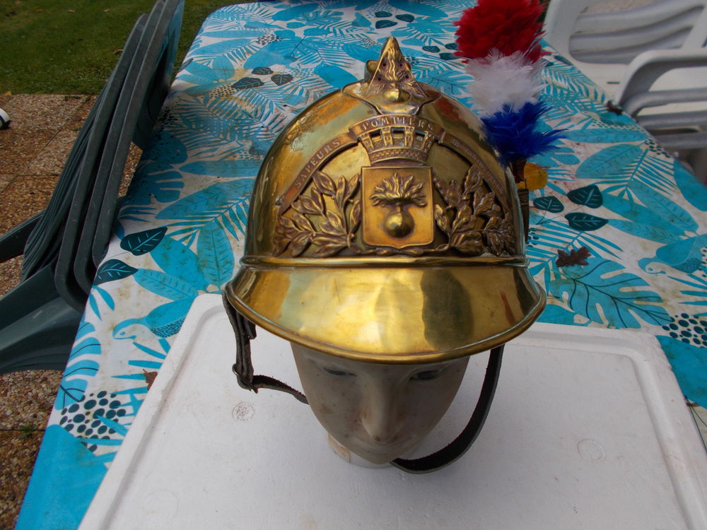 ancien casque de pompier de PARIS ,avec son plumet,bon &eacute;tat 