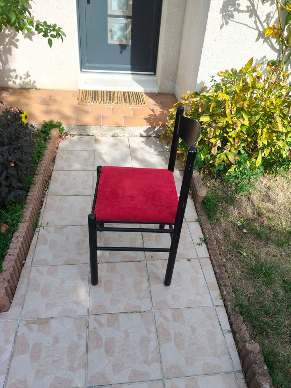 Quatre chaises en bois noir Meubles