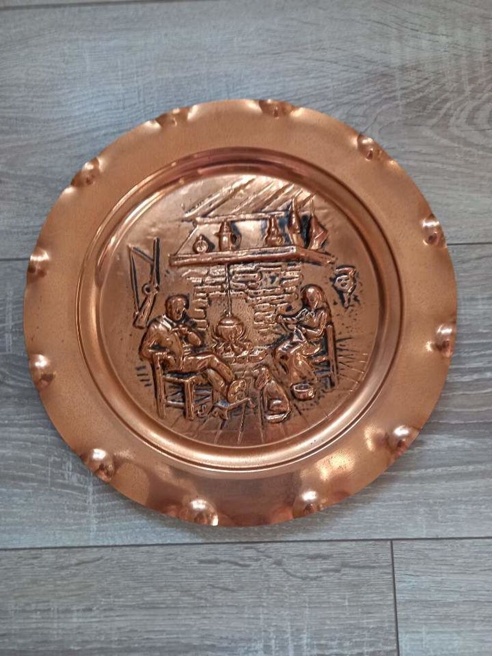 Assiette d&eacute;corative en cuivre "personnages au coin du feu". Décoration