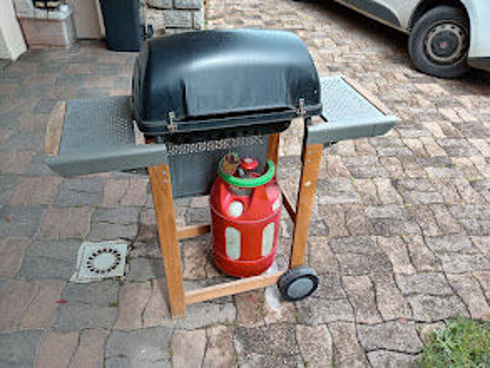 1 barbecue gaz avec pierres de lave Electroménager
