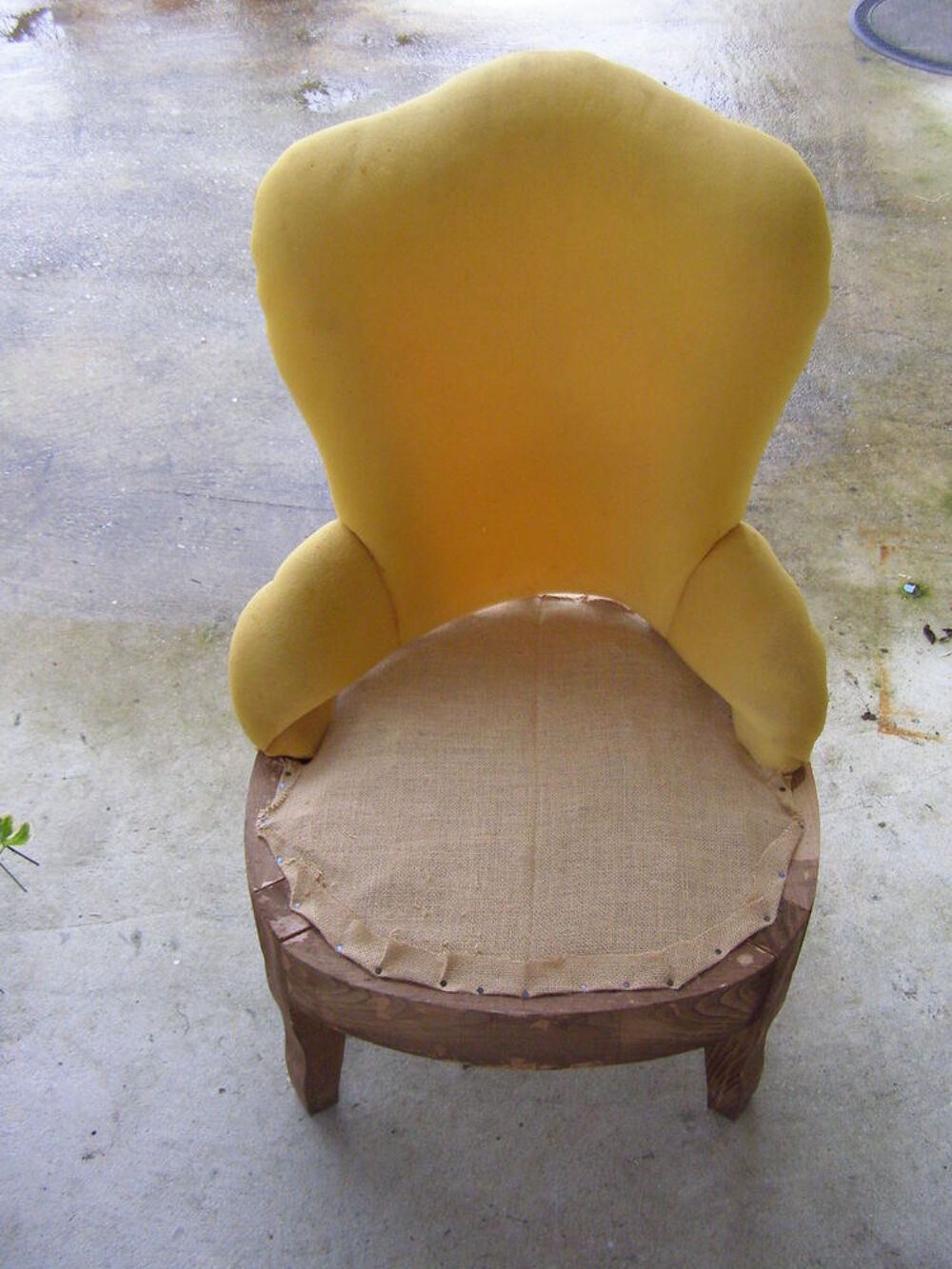 Petit fauteuil ancien de style. Restaur&eacute; traditionnellement Meubles
