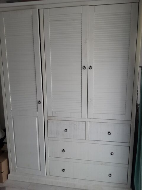 Armoire en bois de chez Alina.  
0 Saint-Maur-des-Fosss (94)