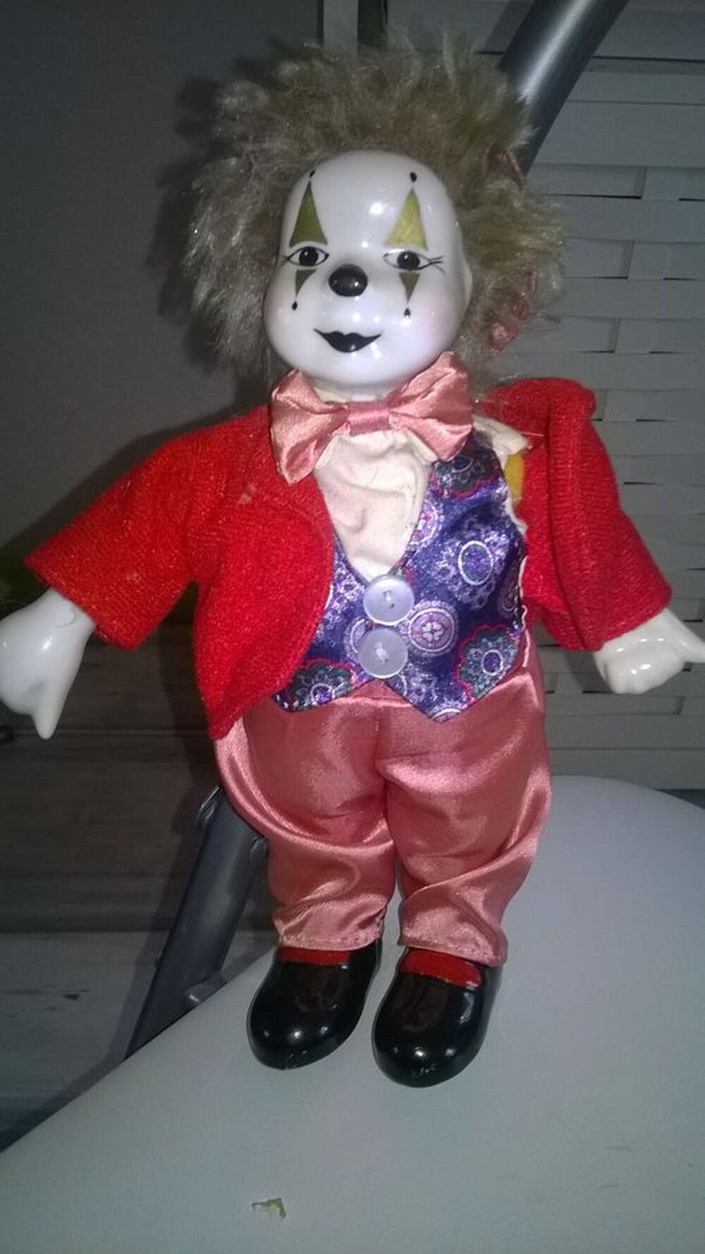Clown en porcelaine t&egrave;te bras et corps mobiles
24 cm de hau 