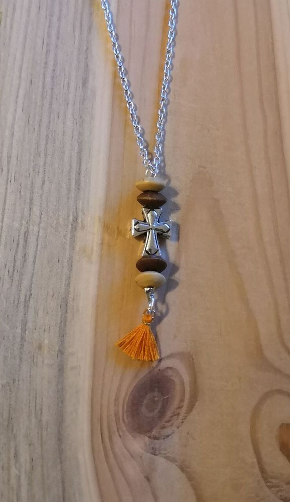 Pendentif Croix, perles de bois et mini pompon sur chaine Bijoux et montres