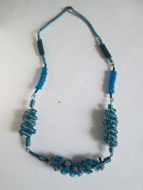 Collier cr�ation bleu vif m�tal torsad� et petites perles 5 Herblay (95)