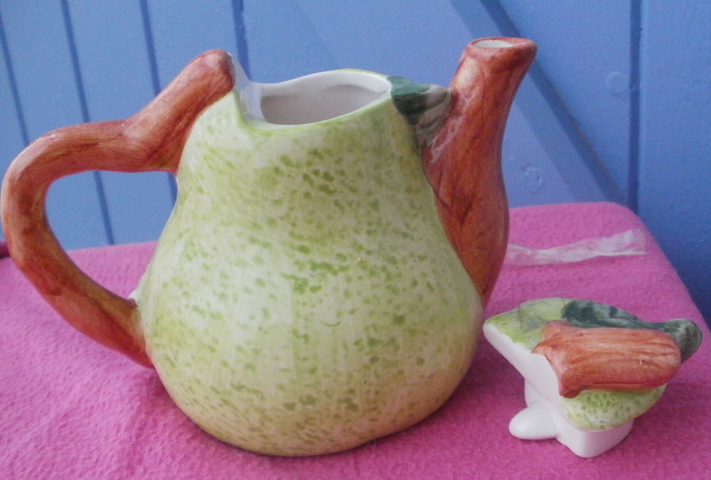 Petite THEIERE en forme de poire Hauteur 11 cm Décoration