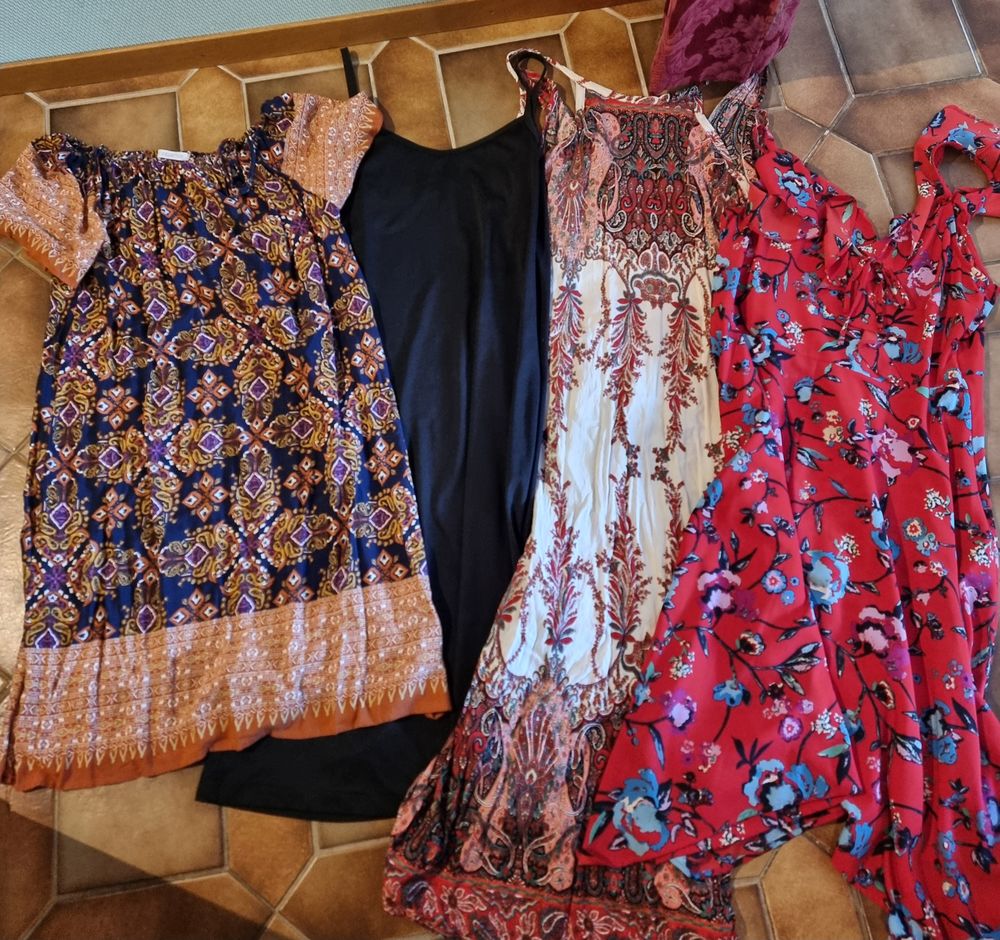 Lot de 4 robes noire/bleue/blanche/rouge pour femme Vêtements