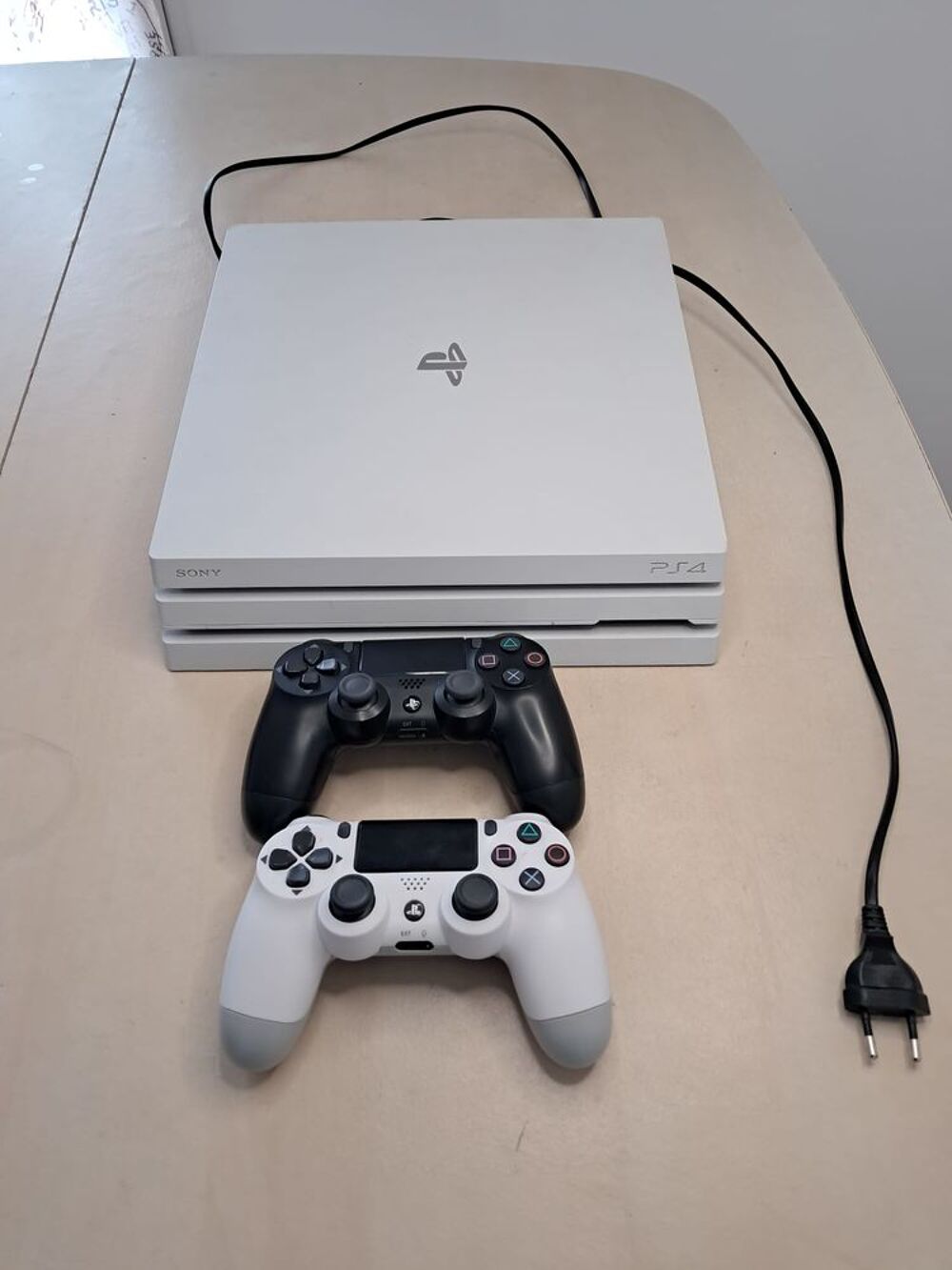 ? PS4 Pro 1 To Blanche ? 2 Manettes Sony ? Silencieuse Consoles et jeux vidéos