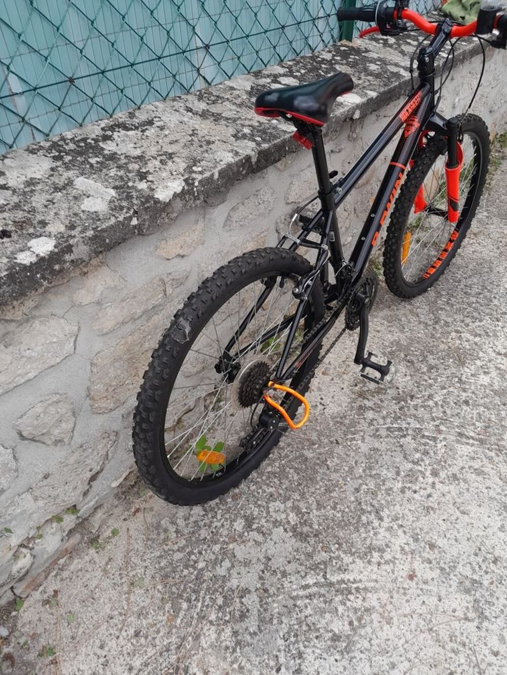 velo vtt 24 pouces etat neuf servis une fois le prix a decathlon 220 euros pour un enfant de 8 12 merci d'avance Vélos
