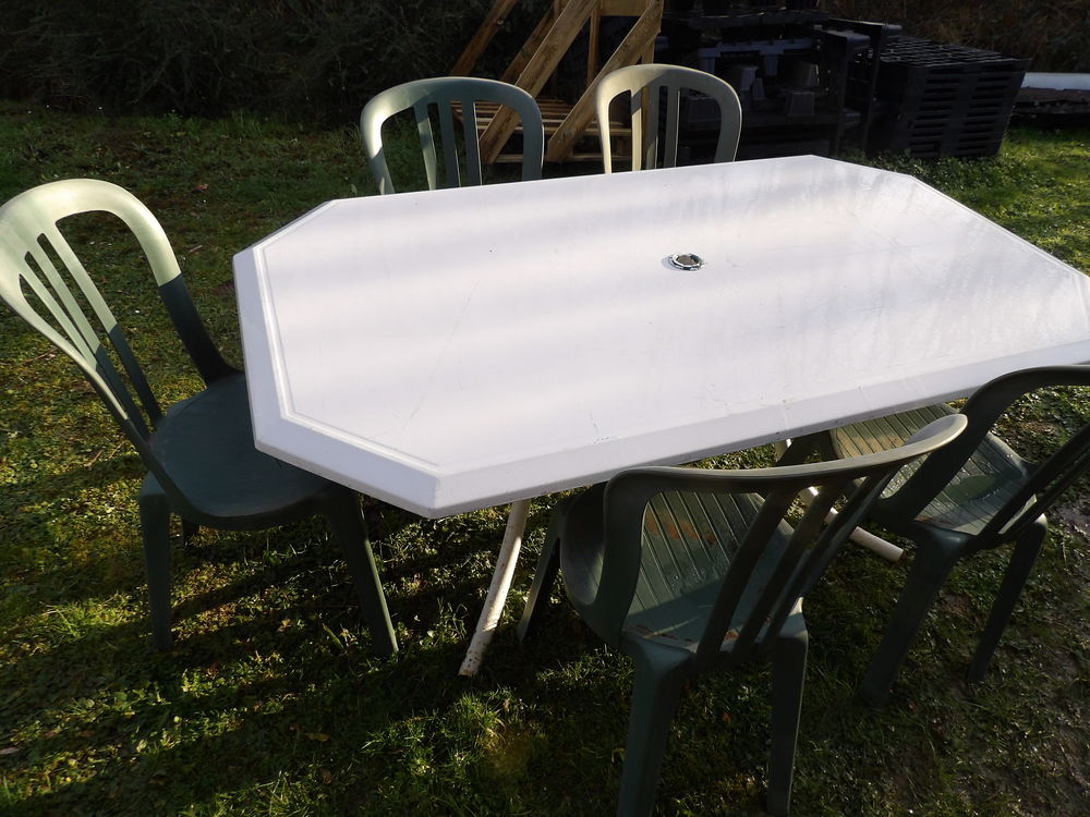 TABLE ext&eacute;rieur en BLANC de 170 x 95 cm avec 5 chaises Meubles