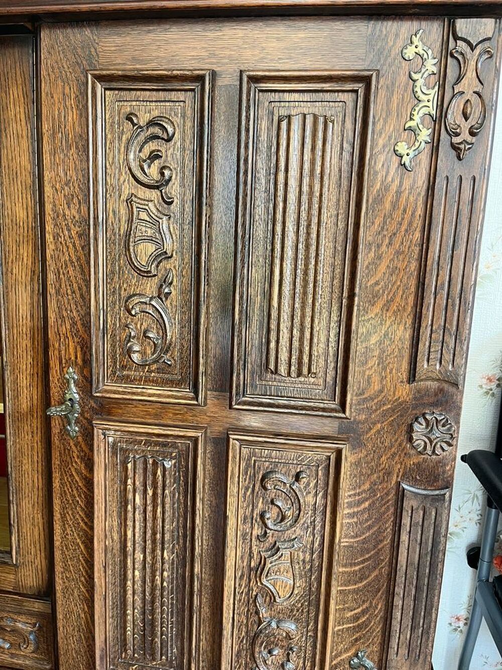 Grand buffet ancien sculpt&eacute; Meubles