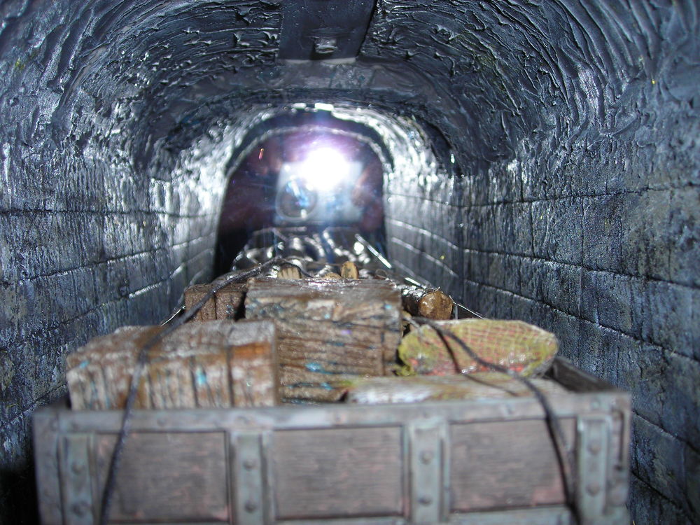 Tunnel ferroviaire Book Nook avec wagon de marchandises 