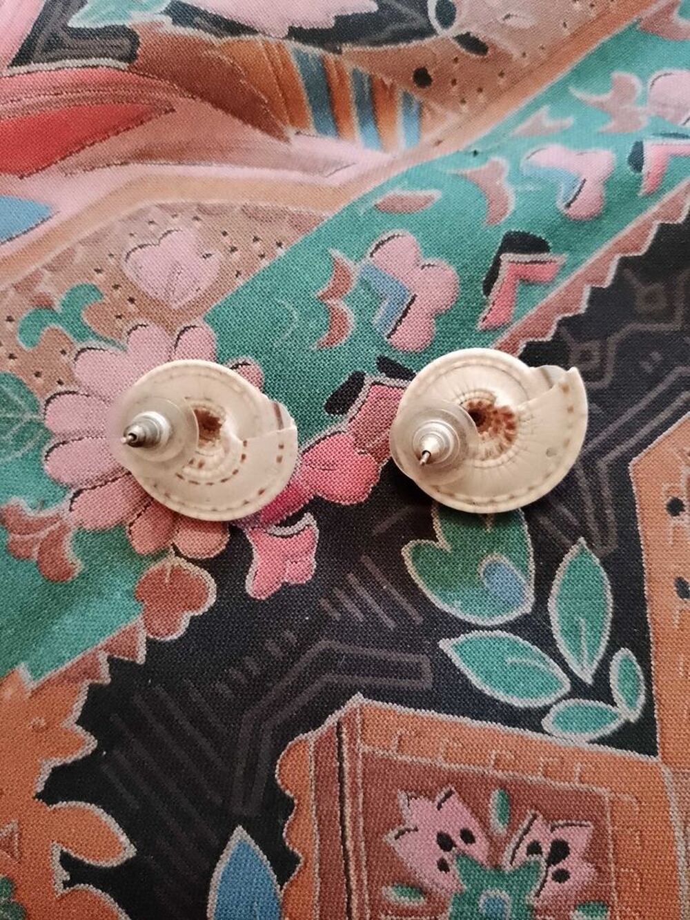 boucles d'oreilles escargots cr&egrave;mes/marrons sur m&eacute;tal argent&eacute; vintage ann&eacute;es 80. Bijoux et montres
