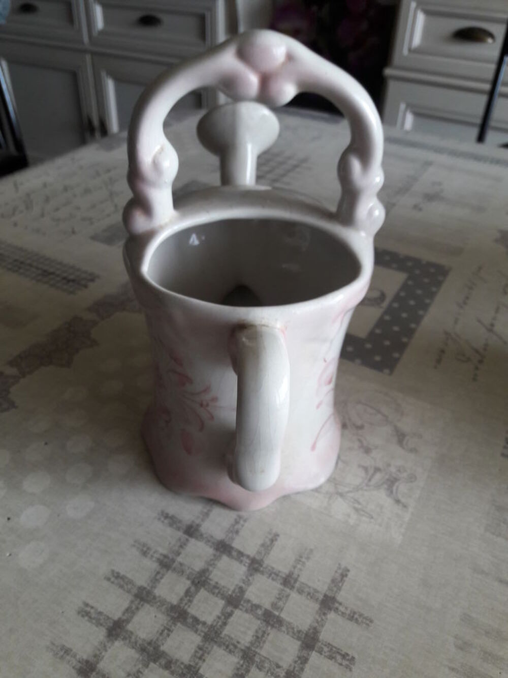 Arrosoir en fa&iuml;ence motif floral rose sur fond blanc Décoration